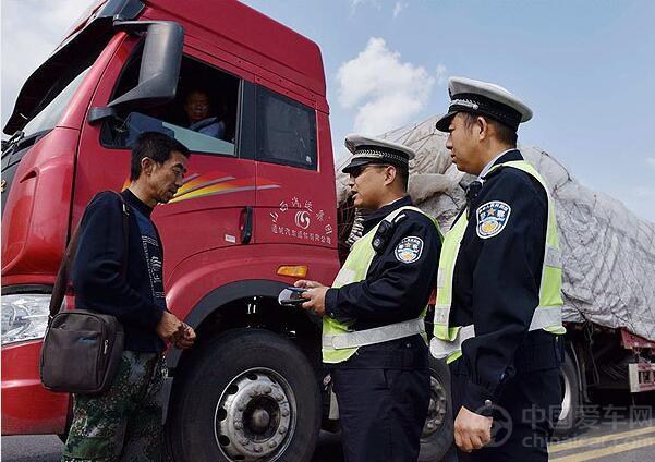 三阶段专项治理超限超载 交警与路政联合执法规范车辆运输